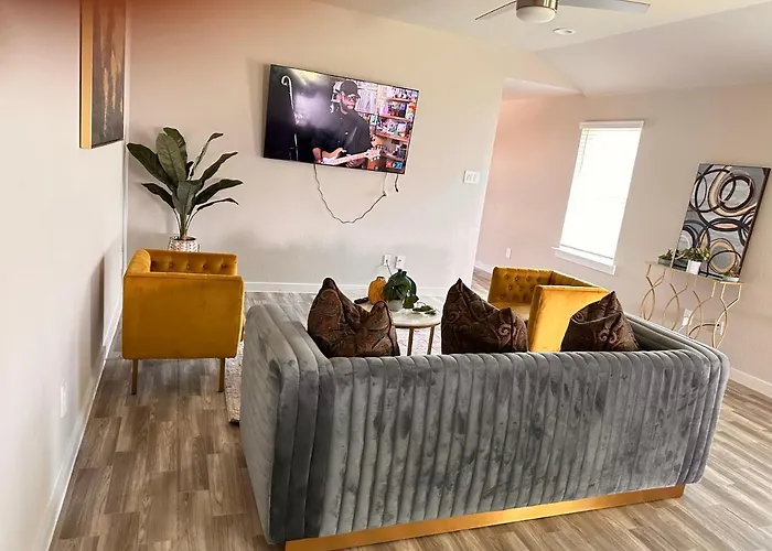 Luxurious 3 Bed Room Home Near Medical Center